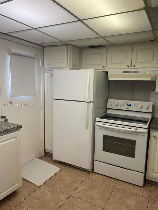 20111 NE 27th Ct in Miami, FL - Building Photo - Building Photo