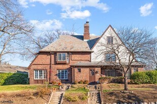 57 Pomander Walk in Ridgewood, NJ - Building Photo