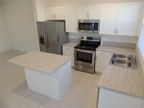 829 NE 211th St in North Miami Beach, FL - Building Photo - Building Photo