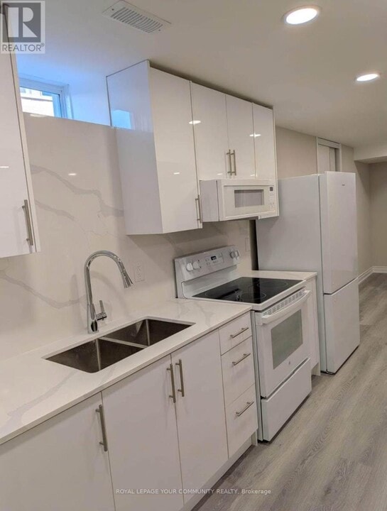 102 Kentledge Ave in East Gwillimbury, ON - Building Photo