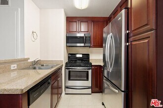 5535 Canoga Ave in Los Angeles, CA - Building Photo - Building Photo