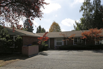 Cleveland Colonial Apartments in Gresham, OR - Building Photo - Building Photo