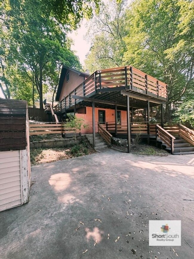 property at 3295 Thompson Ave