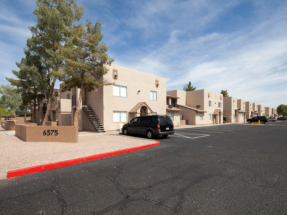 Woodridge Manor in Glendale, AZ - Foto de edificio