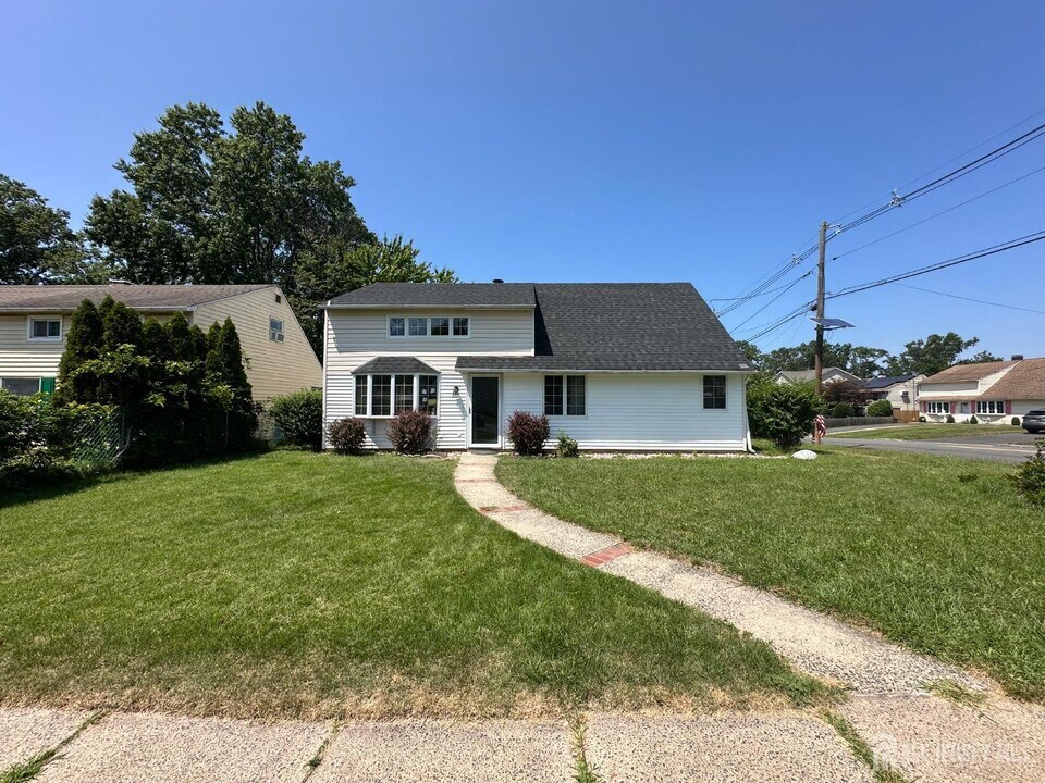 128 Homes Park Ave in Woodbridge Township, NJ - Building Photo