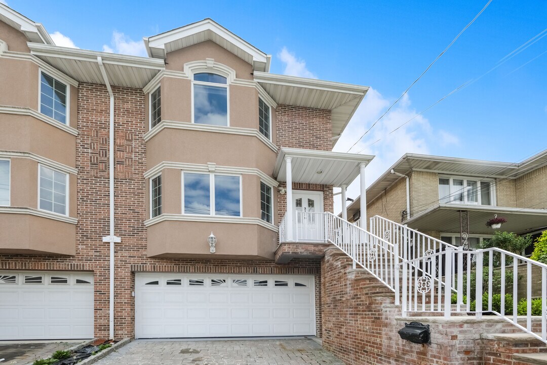 312B 7th St in Palisades Park, NJ - Building Photo