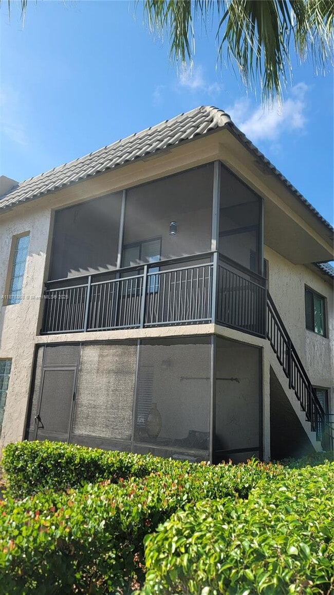 330 Racquet Club Rd in Weston, FL - Building Photo - Building Photo