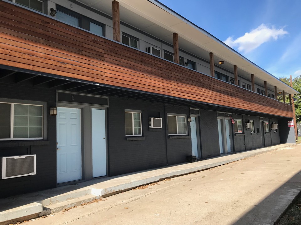 Apts on Bennett in Dallas, TX - Building Photo