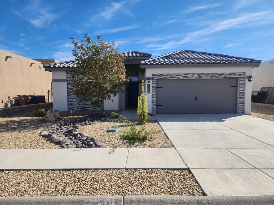 6040 Arosa St in Las Cruces, NM - Building Photo