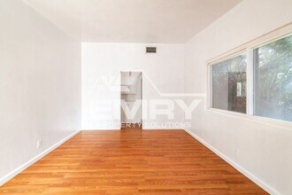 10530 Crenshaw Blvd in Inglewood, CA - Building Photo - Building Photo