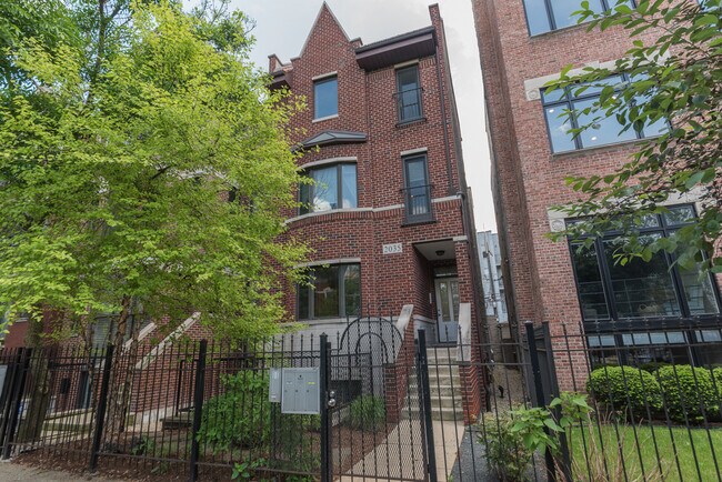 property at 2035 W Crystal St