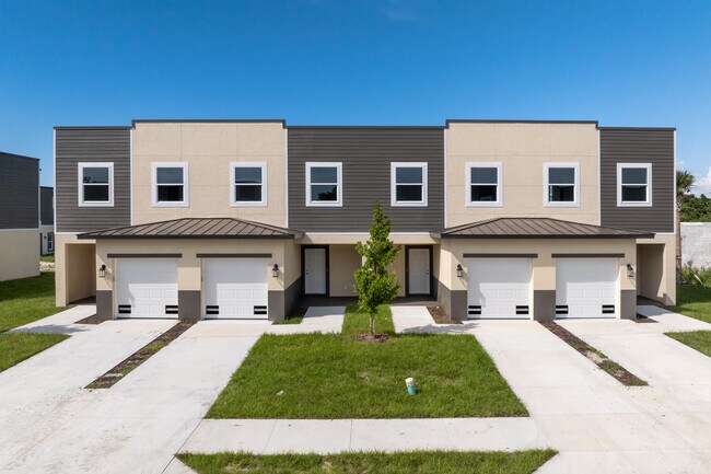 Sunset Lakes Townhomes in Ft. Myers, FL - Building Photo - Building Photo