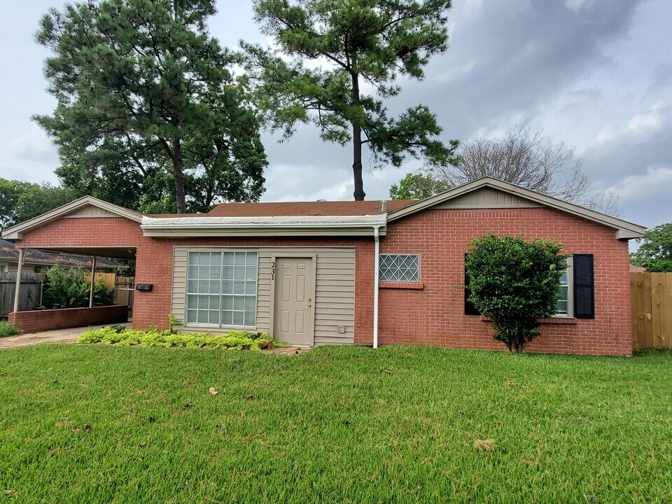 231 Lincoln Dr in Bossier City, LA - Building Photo