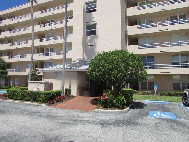 4550 Pinebrook Cir, Unit 605 in Bradenton, FL - Foto de edificio - Building Photo