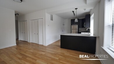 2201 W Eastwood Ave in Chicago, IL - Foto de edificio - Building Photo