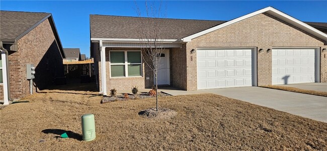 526 NW 68th Ave in Bentonville, AR - Foto de edificio - Building Photo