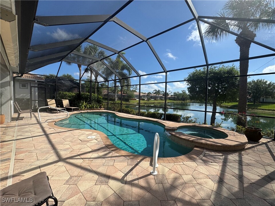 16185 Parque Ln in Naples, FL - Building Photo
