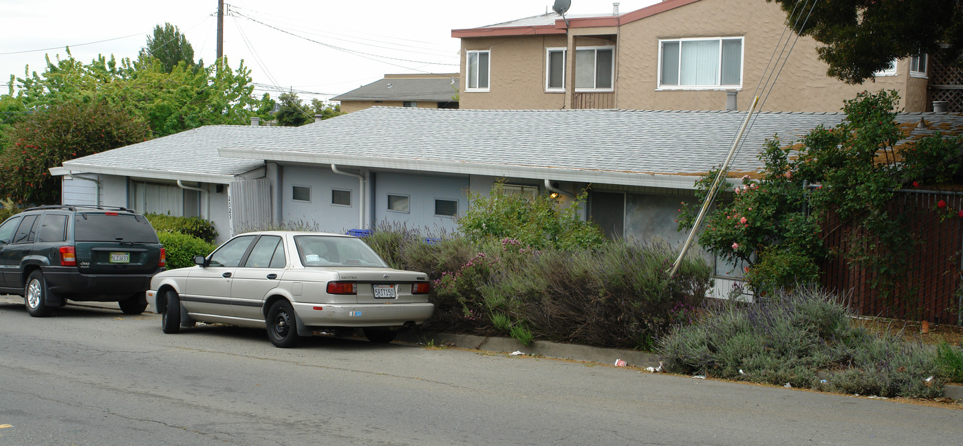 2523 San Joaquin Ave in Richmond, CA - Foto de edificio