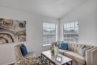 1735 Rutland Dr, Unit 130 in Austin, TX - Foto de edificio - Building Photo