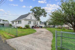 10 Cold Spring St in East Haven, CT - Building Photo