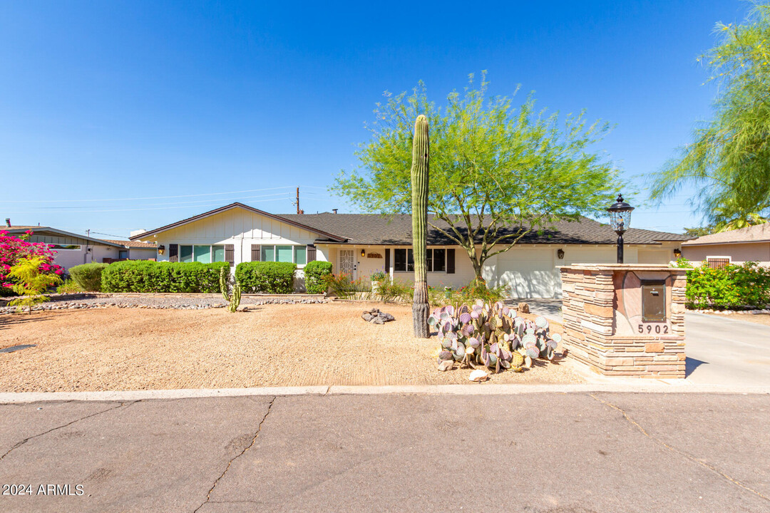 5902 E Edgemont Ave in Scottsdale, AZ - Building Photo