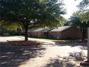 1600 E Murchison St in Palestine, TX - Foto de edificio - Building Photo