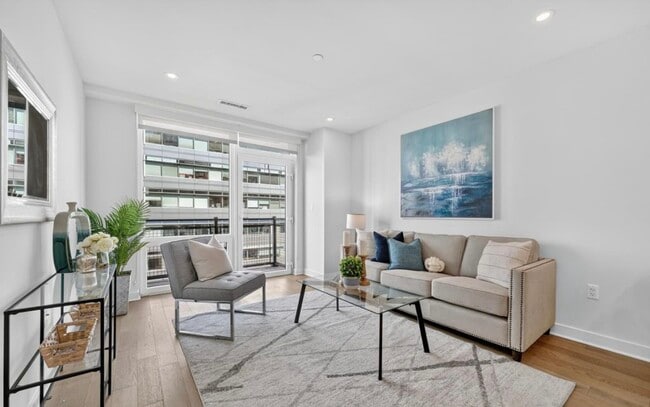 37 L St SE, Unit 701 in Washington, DC - Foto de edificio - Building Photo