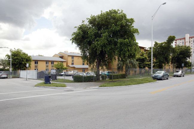 Patterson Pavilion in Hialeah, FL - Foto de edificio - Building Photo