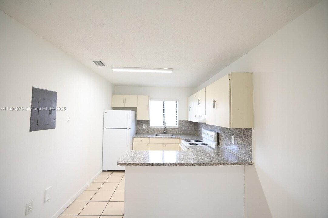 6165 W 22nd Ct in Hialeah, FL - Building Photo