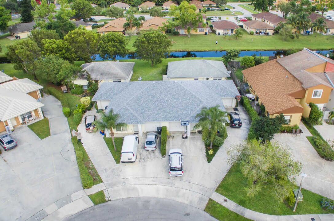 1172 The 12th Fairway in Wellington, FL - Building Photo