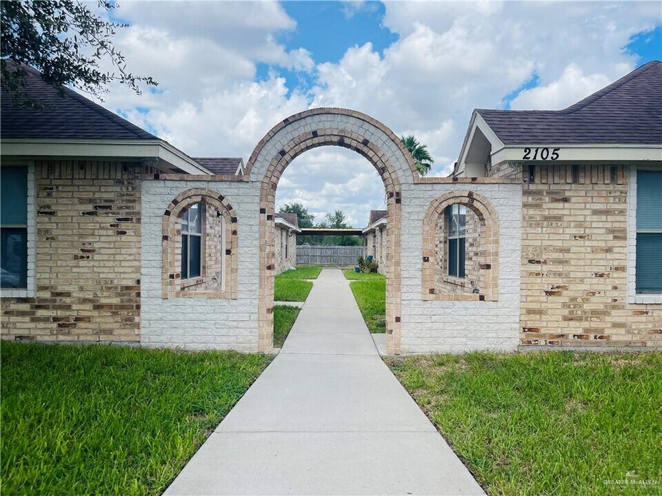 2105 W Western Dr in Edinburg, TX - Building Photo