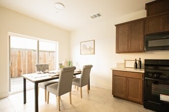 904 N Olive Ave in Turlock, CA - Building Photo - Building Photo