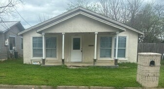 209 W Park St in Sulphur Springs, TX - Building Photo