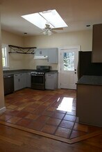 145 S Columbia Dr, Unit B in Decatur, GA - Building Photo - Building Photo