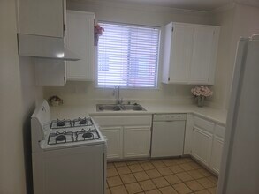 13901 Olive View Ln, Unit 52 in Sylmar, CA - Foto de edificio - Building Photo