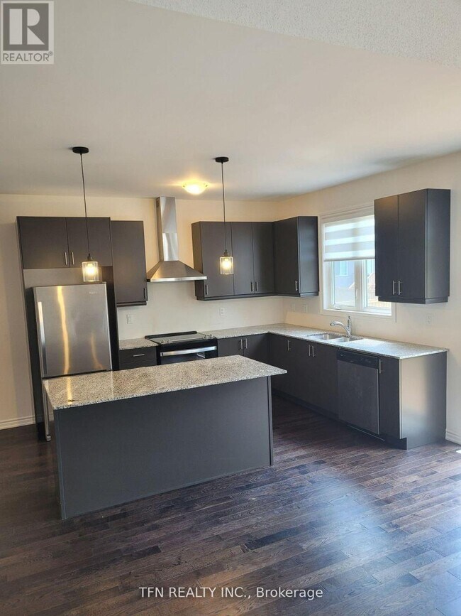 3213 Mosley St in Wasaga Beach, ON - Building Photo - Building Photo