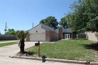 4311 Aspenglen Dr in Houston, TX - Building Photo - Building Photo