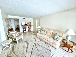 2465 S Washington Ave in Titusville, FL - Foto de edificio - Building Photo