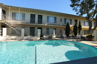 Beachside Apartments in Westminster, CA - Foto de edificio - Building Photo