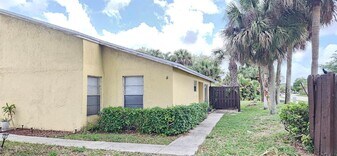210 Sparrow Dr, Unit 4 in Royal Palm Beach, FL - Building Photo