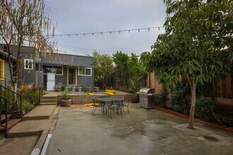 1141 N Virgil Ave, Unit B in Los Angeles, CA - Foto de edificio - Building Photo