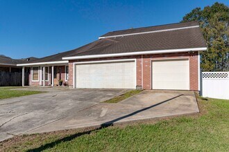 102 Confederate Ave in Broussard, LA - Building Photo - Building Photo