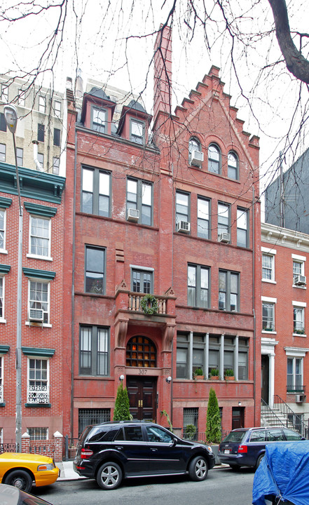 Leeds House, Inc. in New York, NY - Building Photo