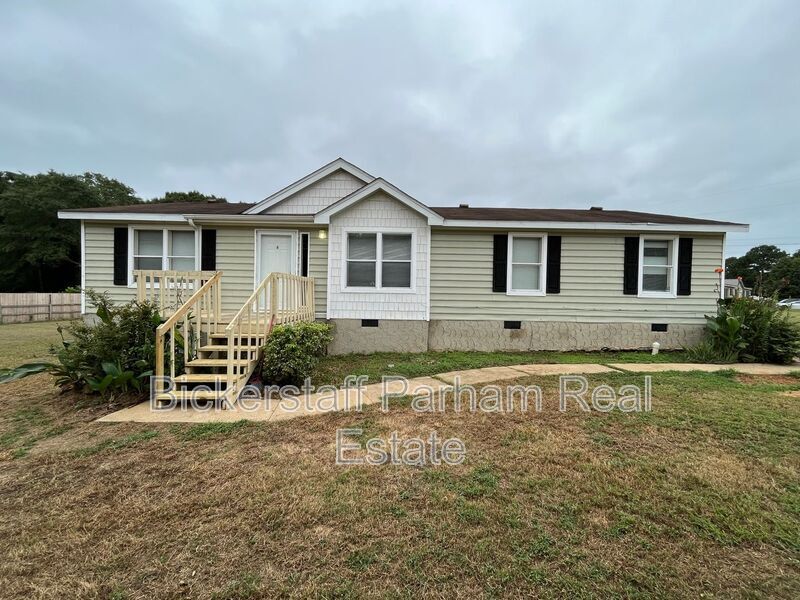 16 Lake Vista Dr in Fort Mitchell, AL - Building Photo