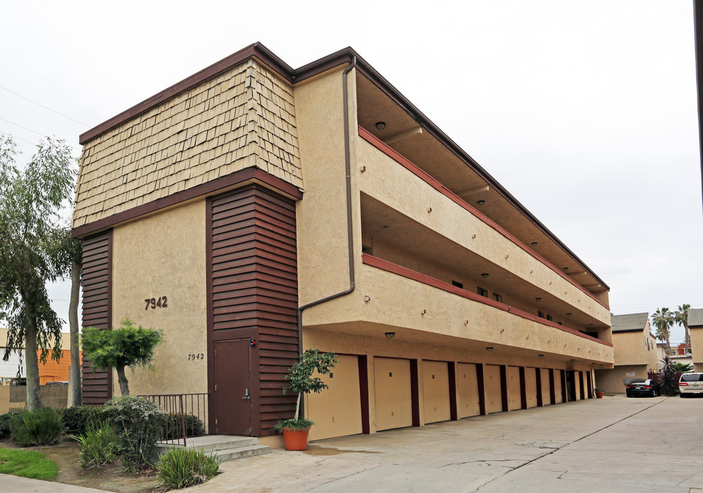 Stark Drive Apartments in Huntington Beach, CA - Building Photo