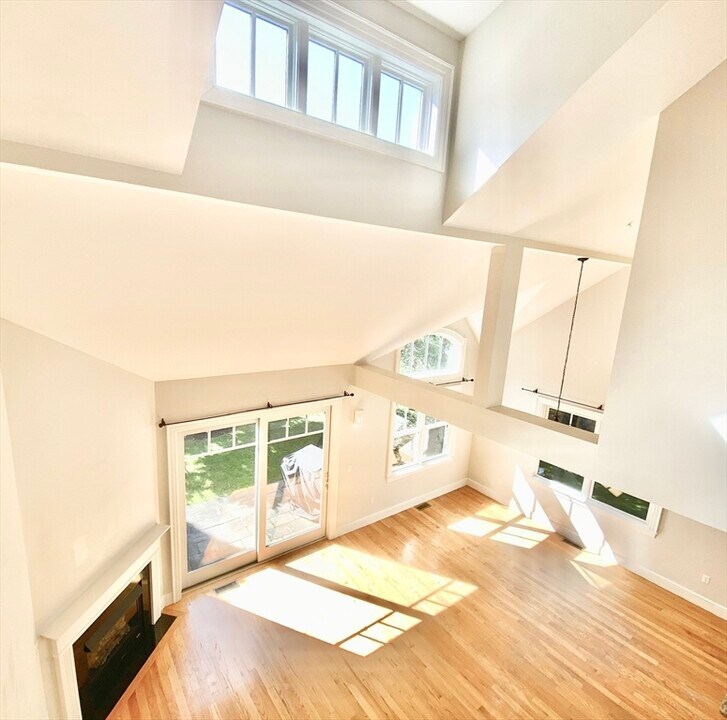 8 Courtyard Pl in Lexington, MA - Building Photo