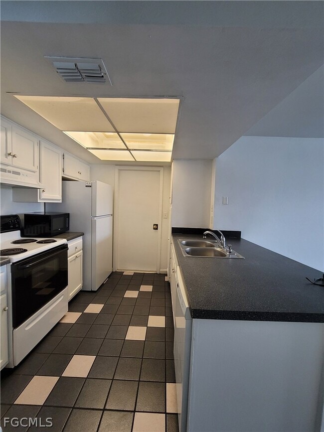 property at 931 SE 23rd Pl