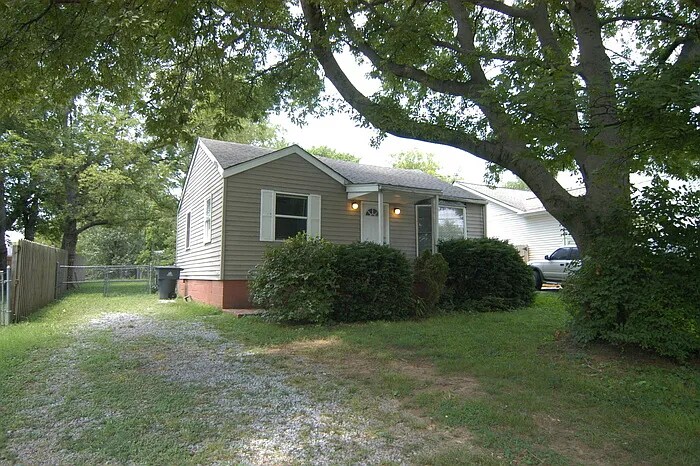 711 Croley Dr in Nashville, TN - Foto de edificio