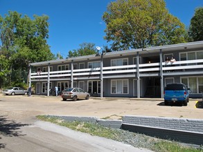 Flagstone Apartments in Cedar Rapids, IA - Building Photo - Building Photo