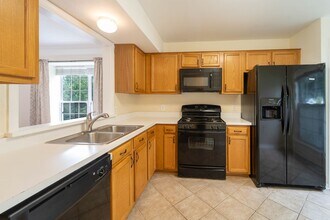 13037 Carolyn Forest Dr in Woodbridge, VA - Building Photo - Building Photo
